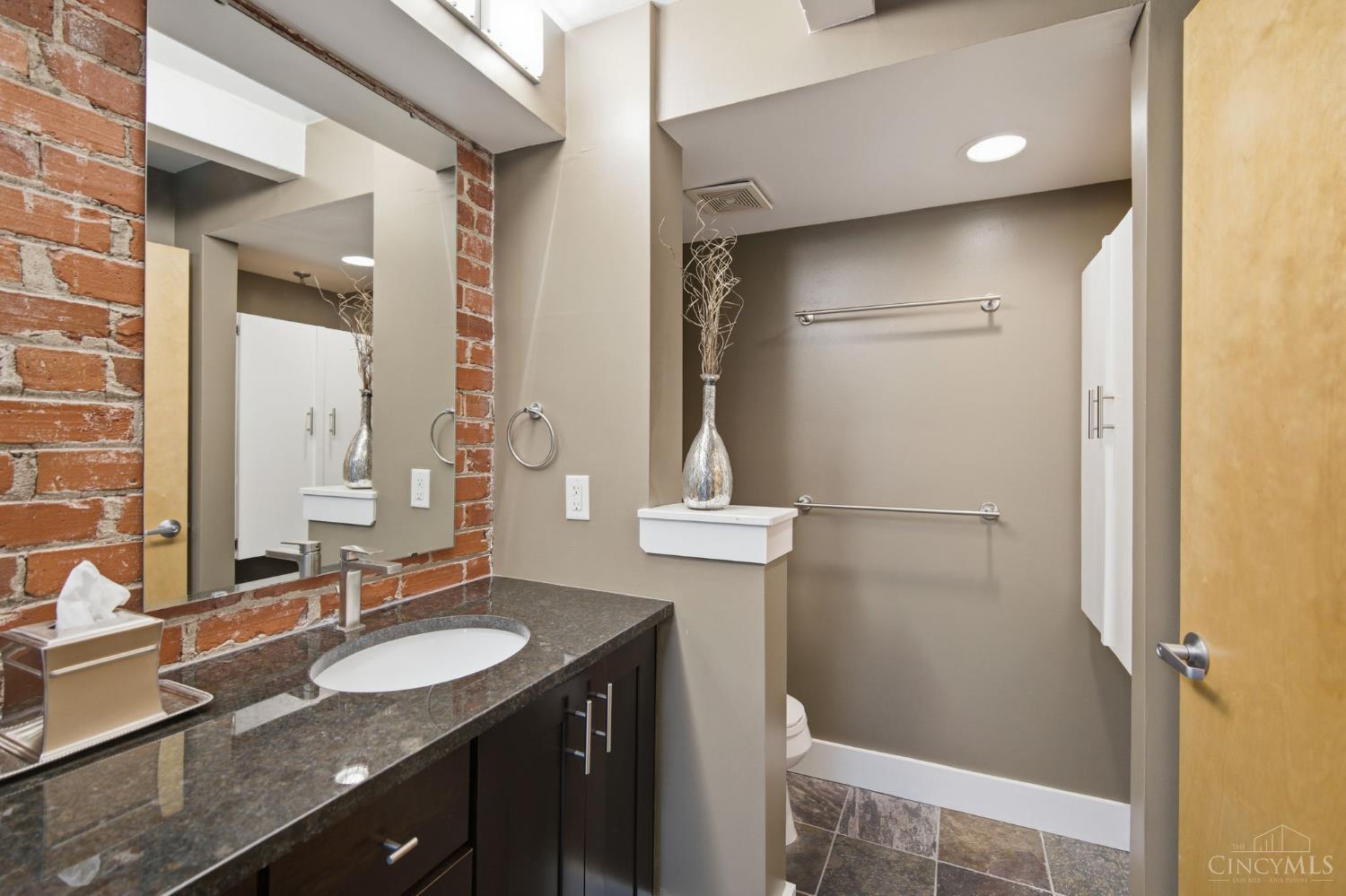 26 E Sixth Street 803