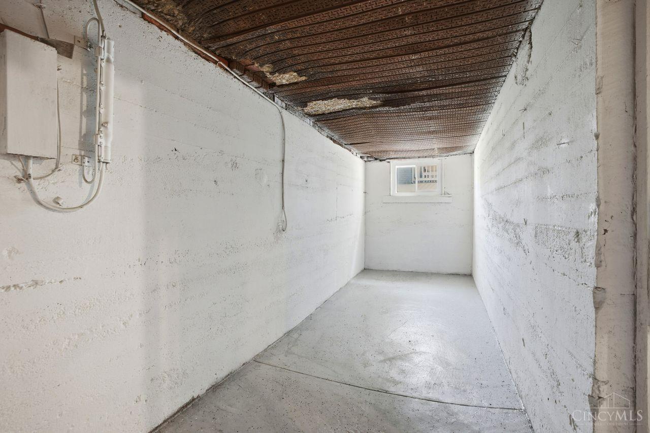 2429 Robertson Avenue