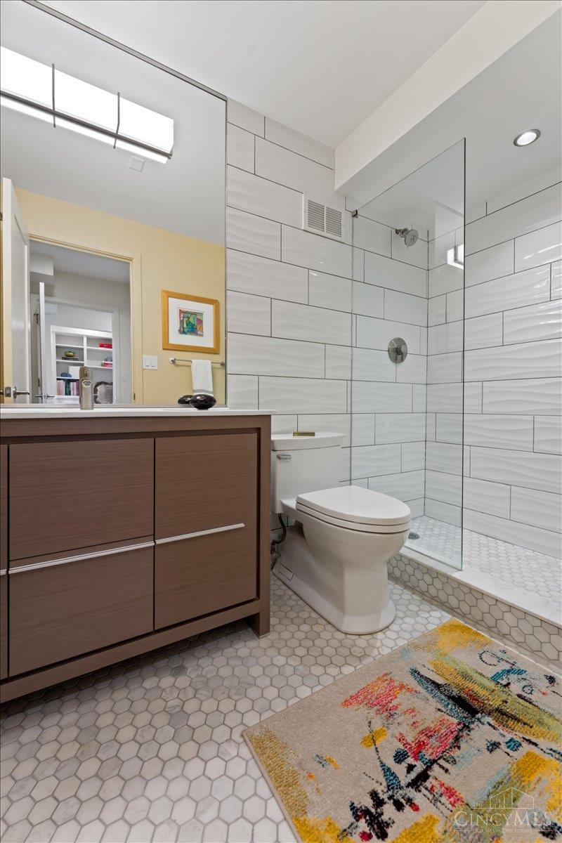 2200 Victory Parkway 2504