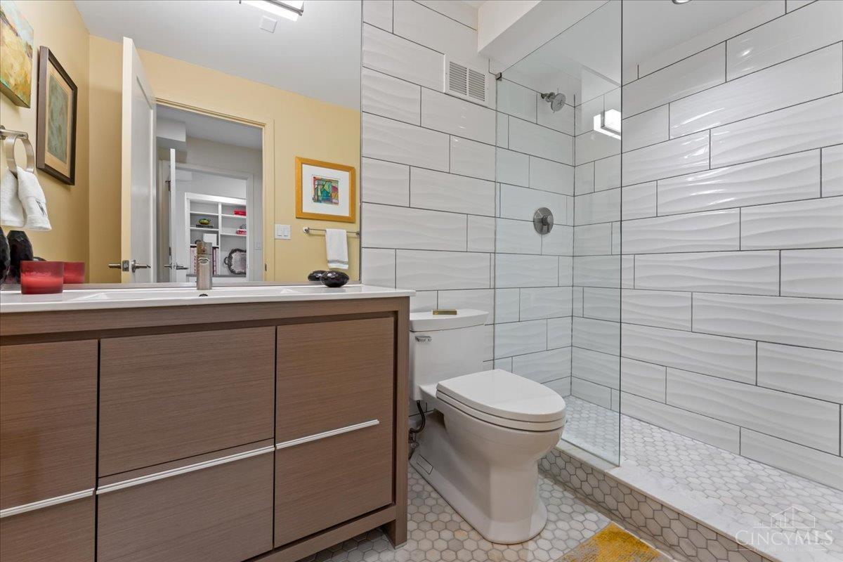 2200 Victory Parkway 2504