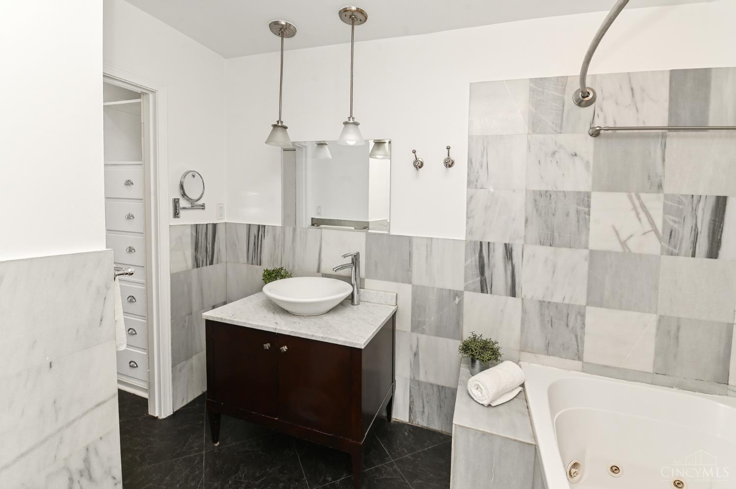 854 Rue De La Paix B1