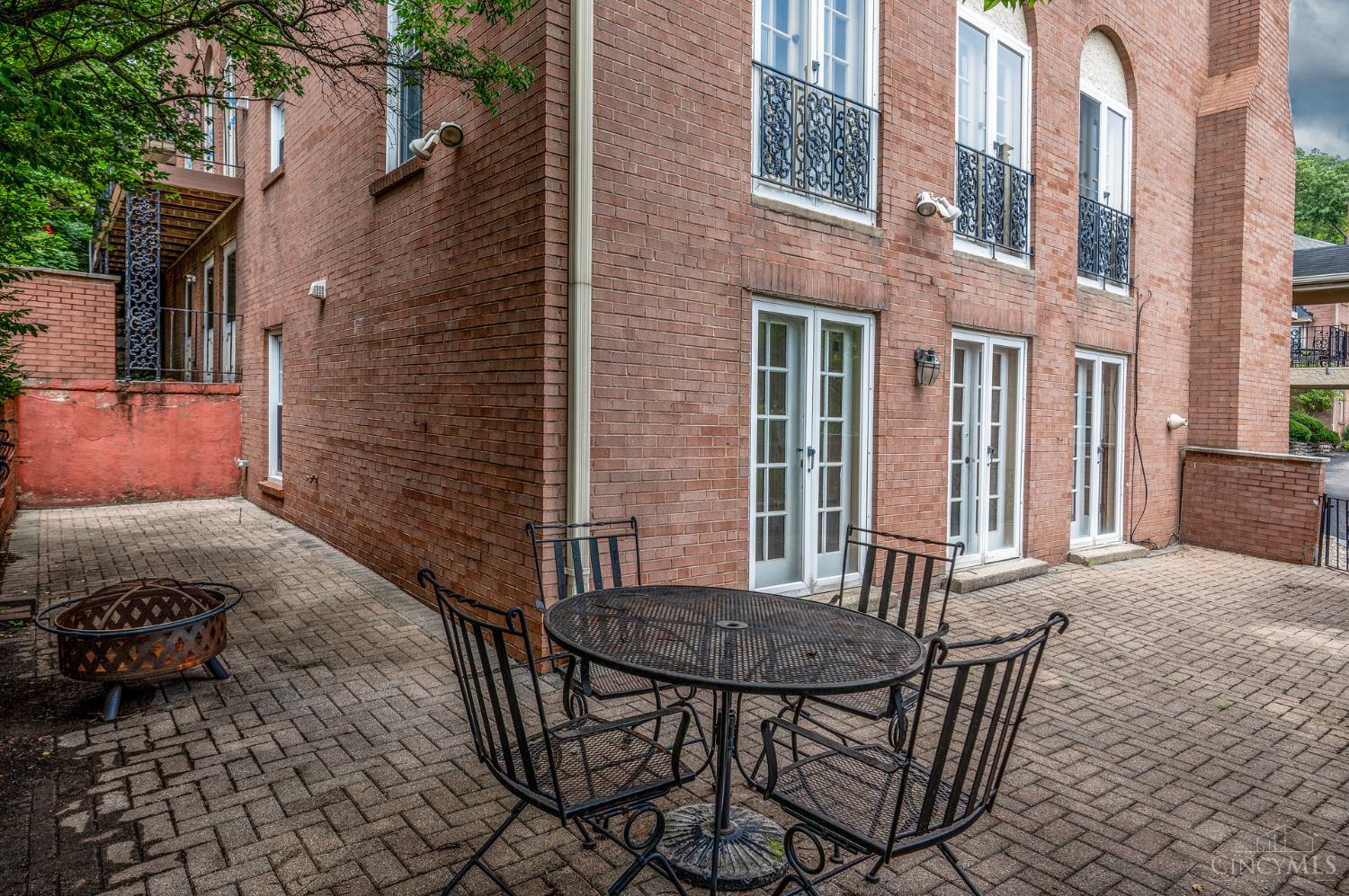 854 Rue De La Paix B1
