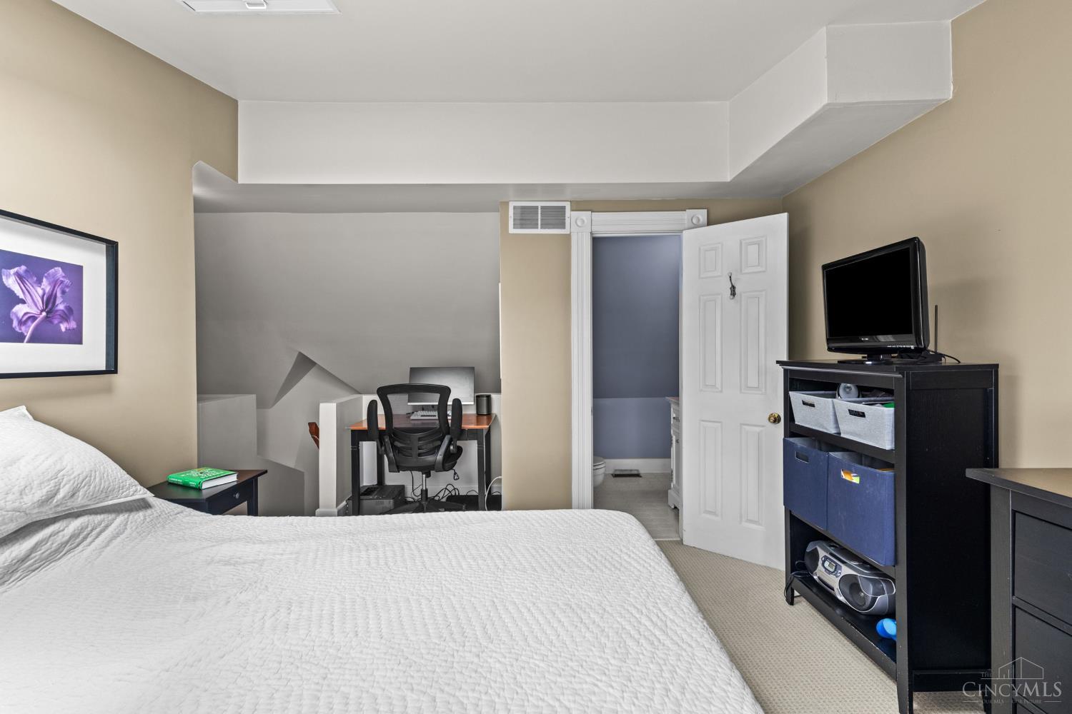 535 Tusculum Avenue Unit: 2