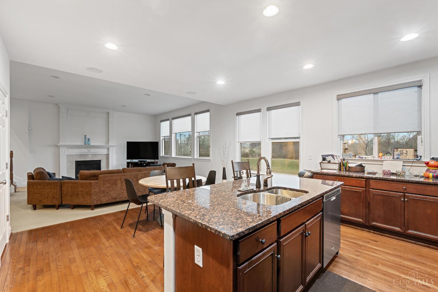 3596 Riverside Drive