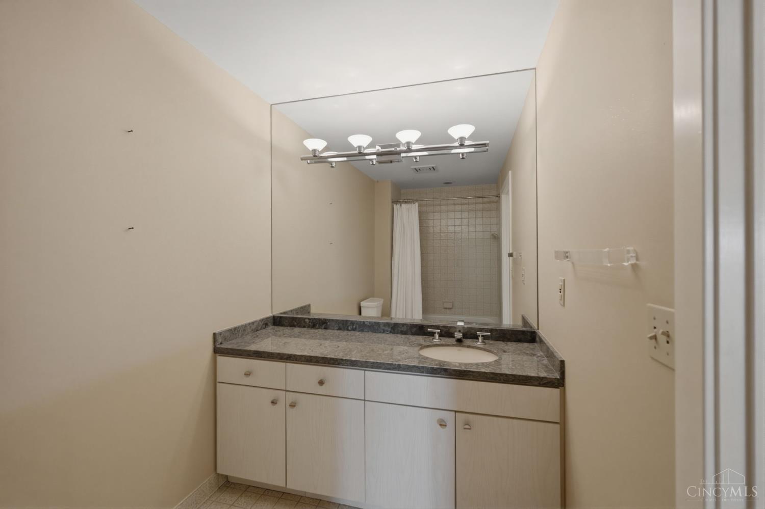 2412 Ingelside Avenue Unit: 5-C