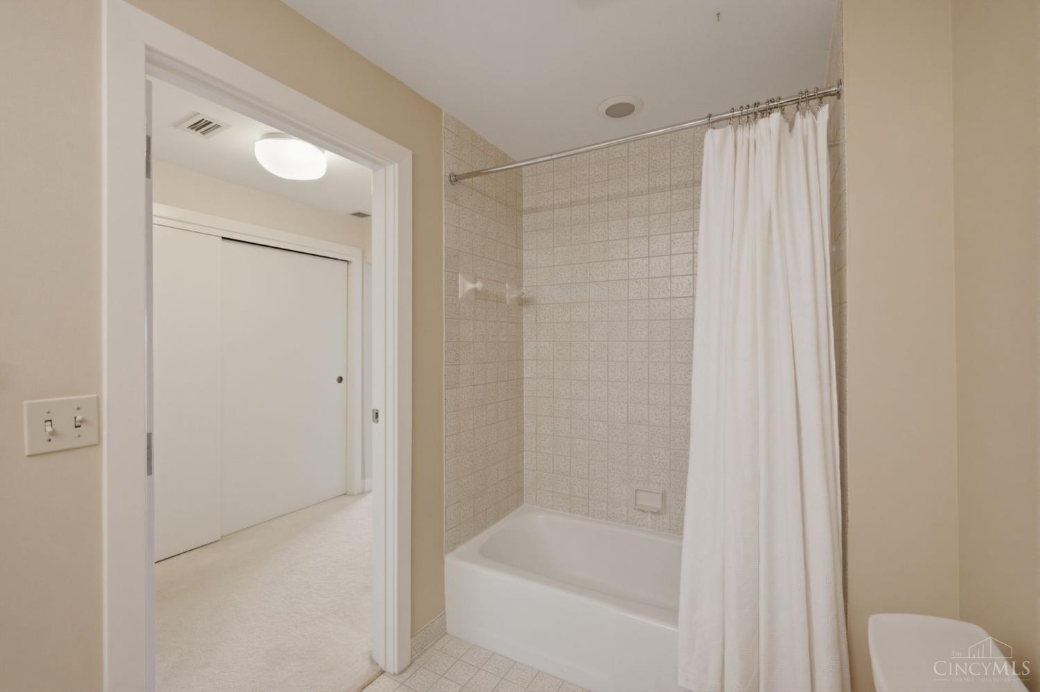2412 Ingelside Avenue Unit: 5-C