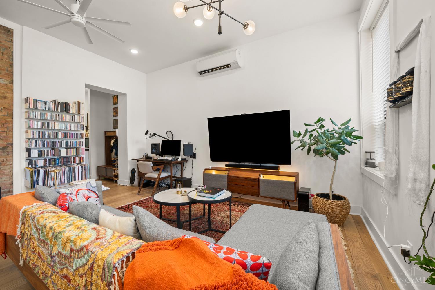 1909 Race Street Unit: 1
