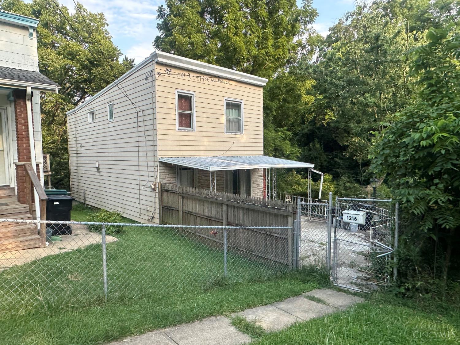 1216 Carson Avenue