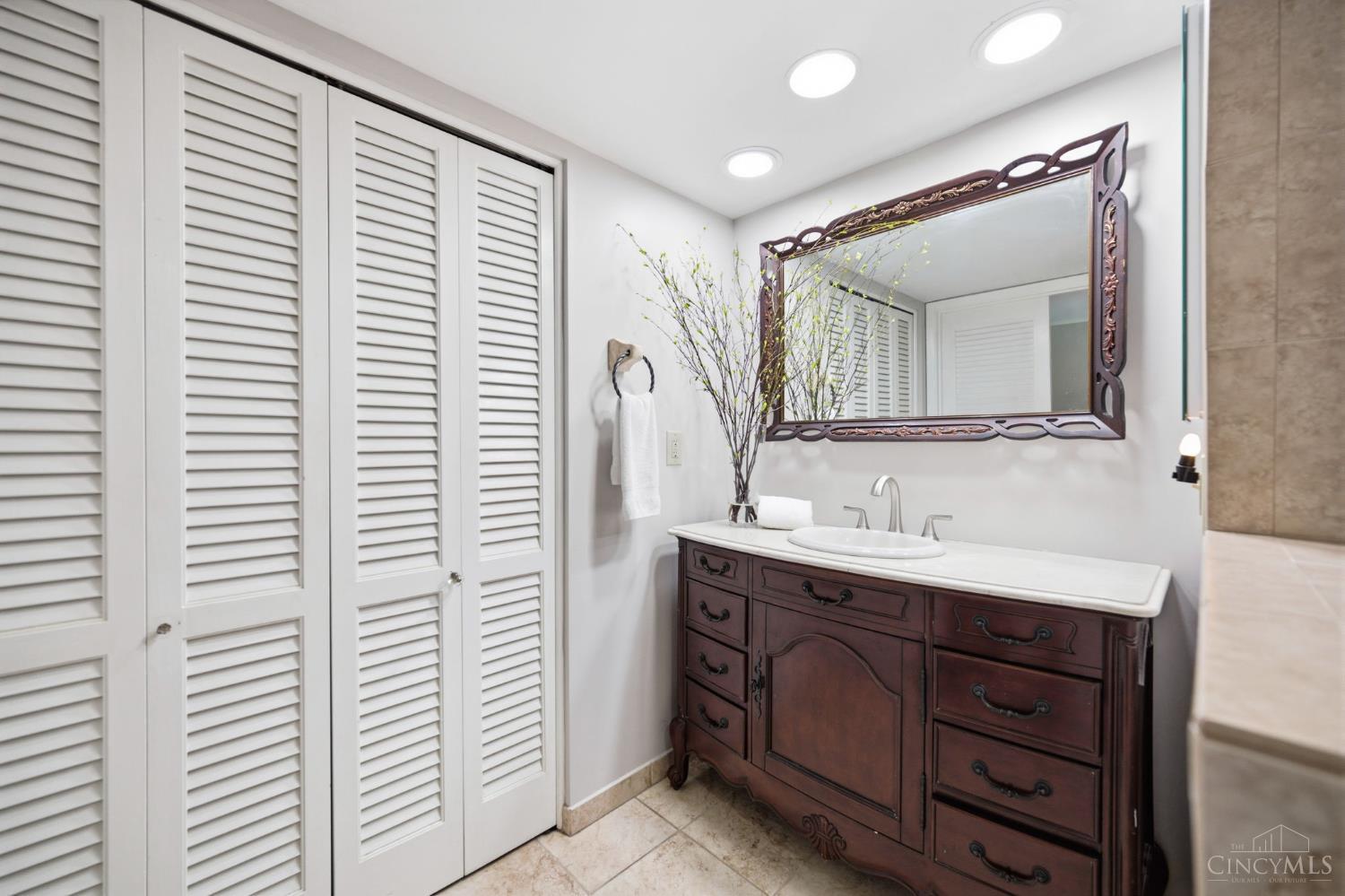 3105 N Whitetree Circle
