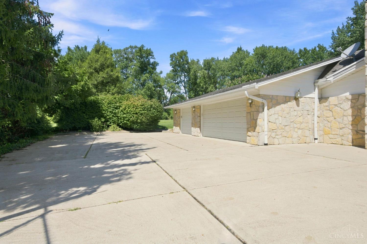 3105 N Whitetree Circle