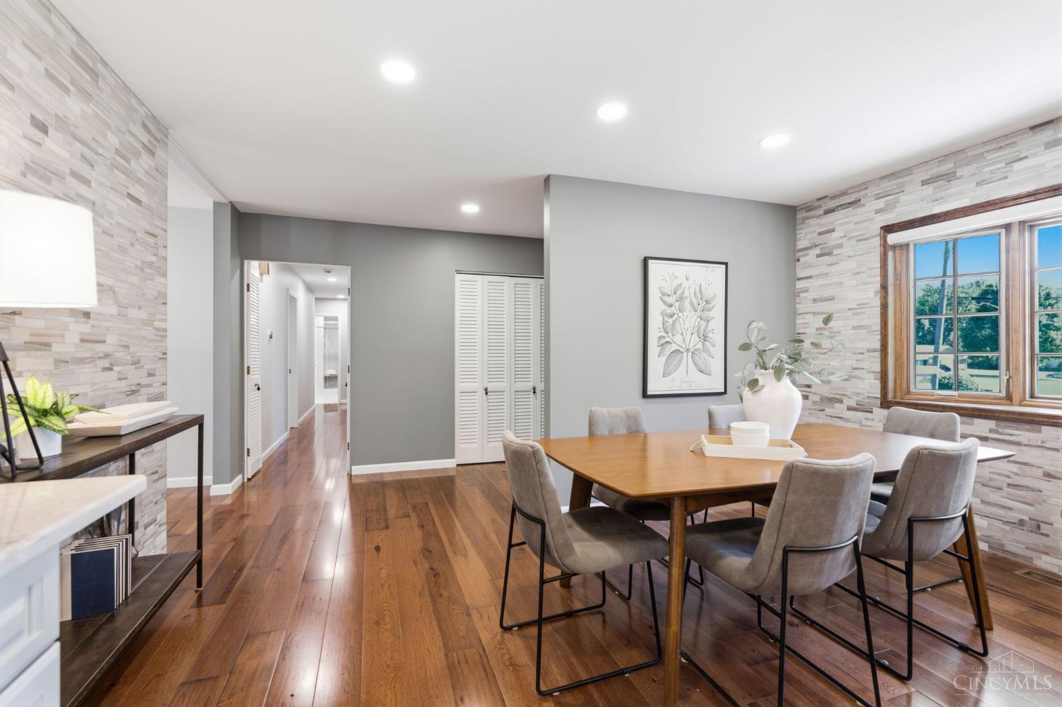 3105 N Whitetree Circle