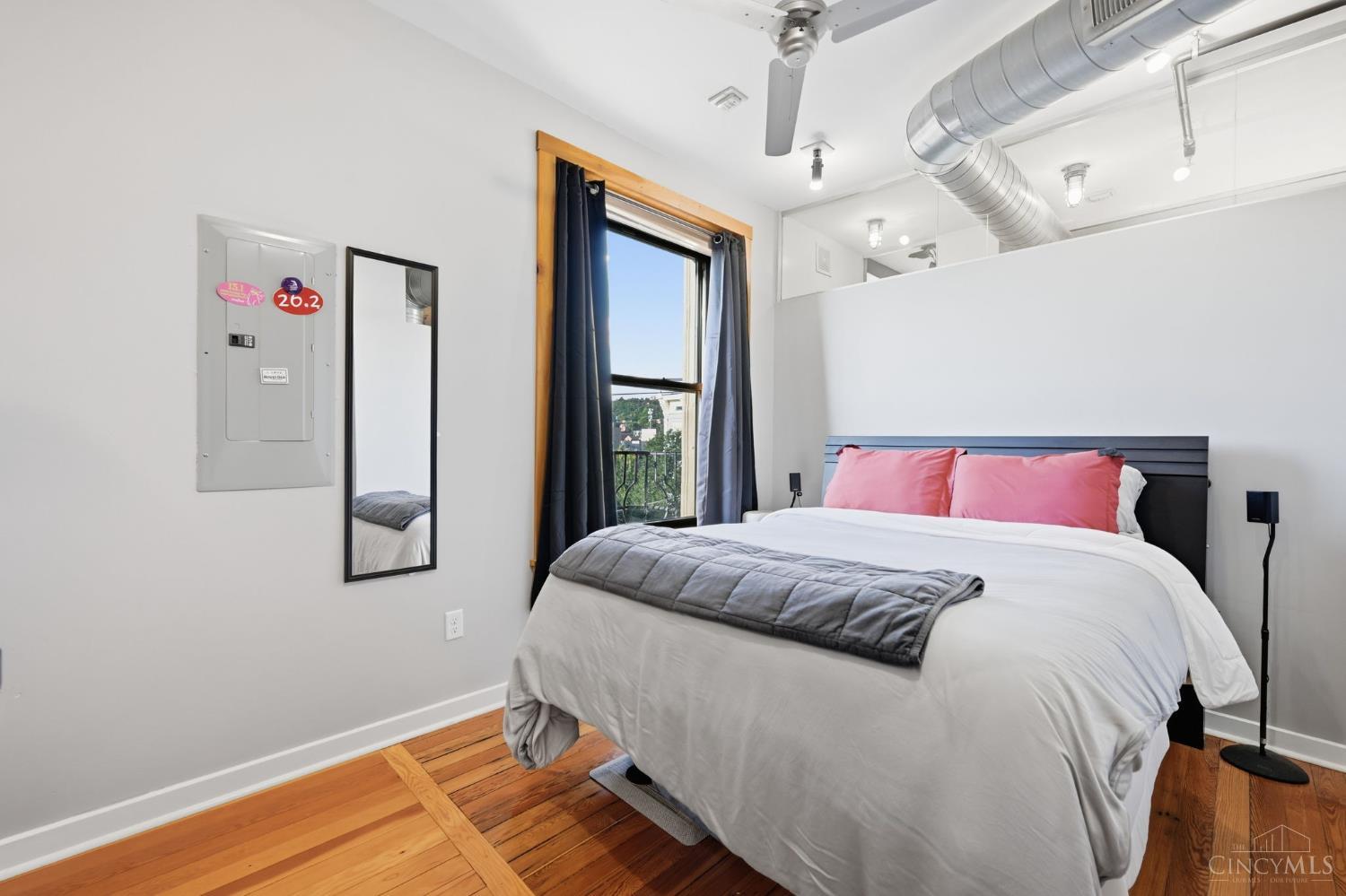 1237 Vine