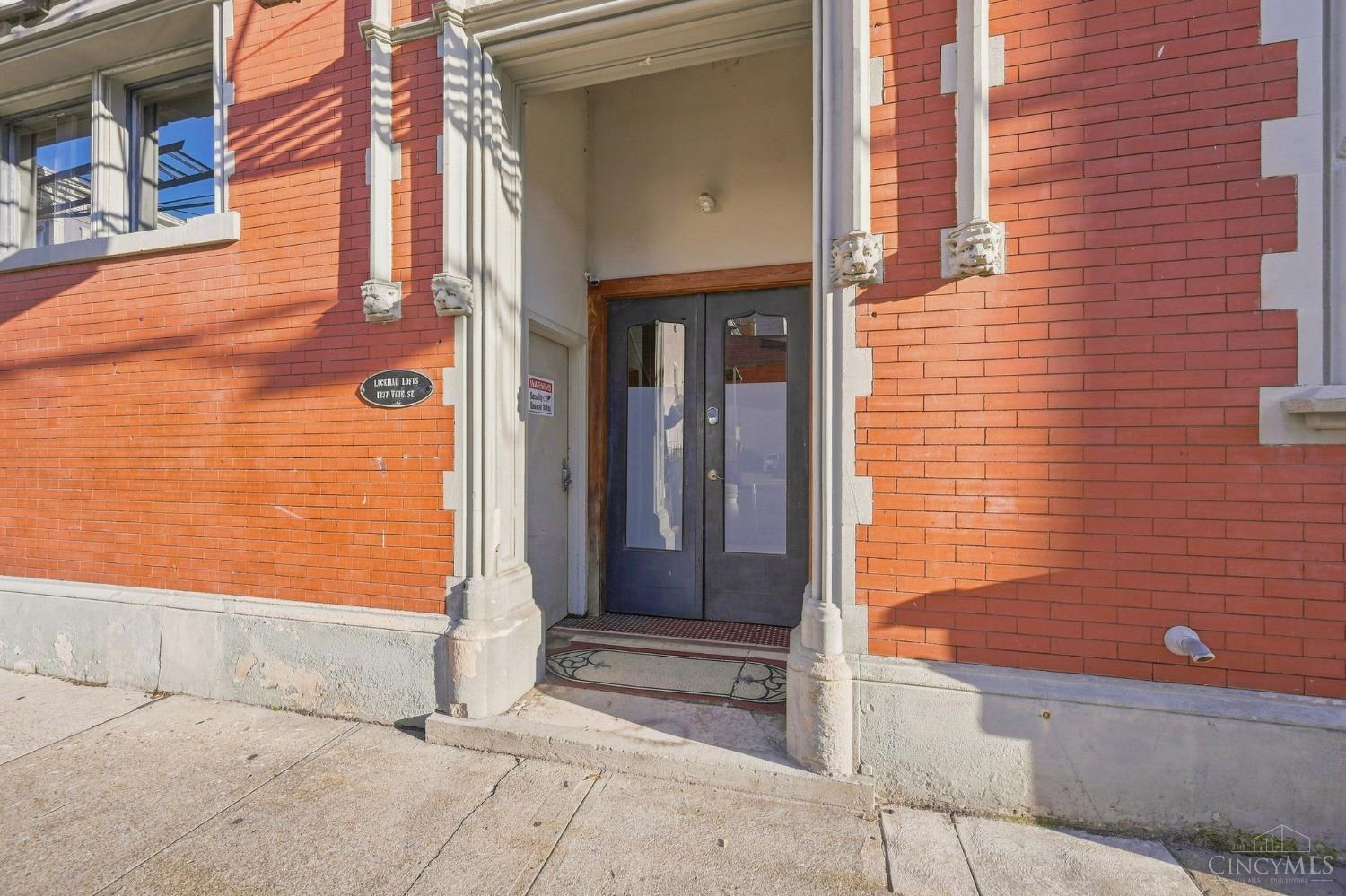 1237 Vine