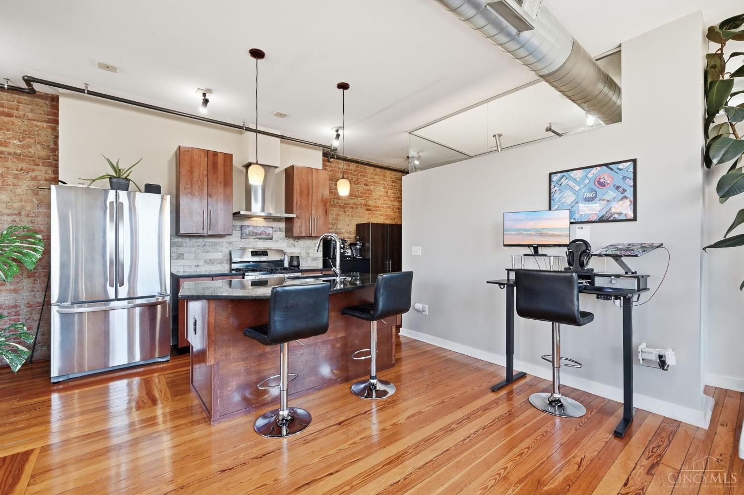 1237 Vine