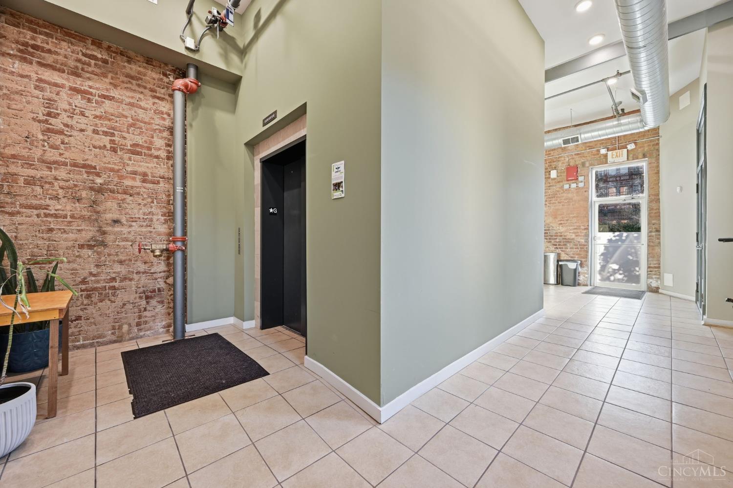1237 Vine