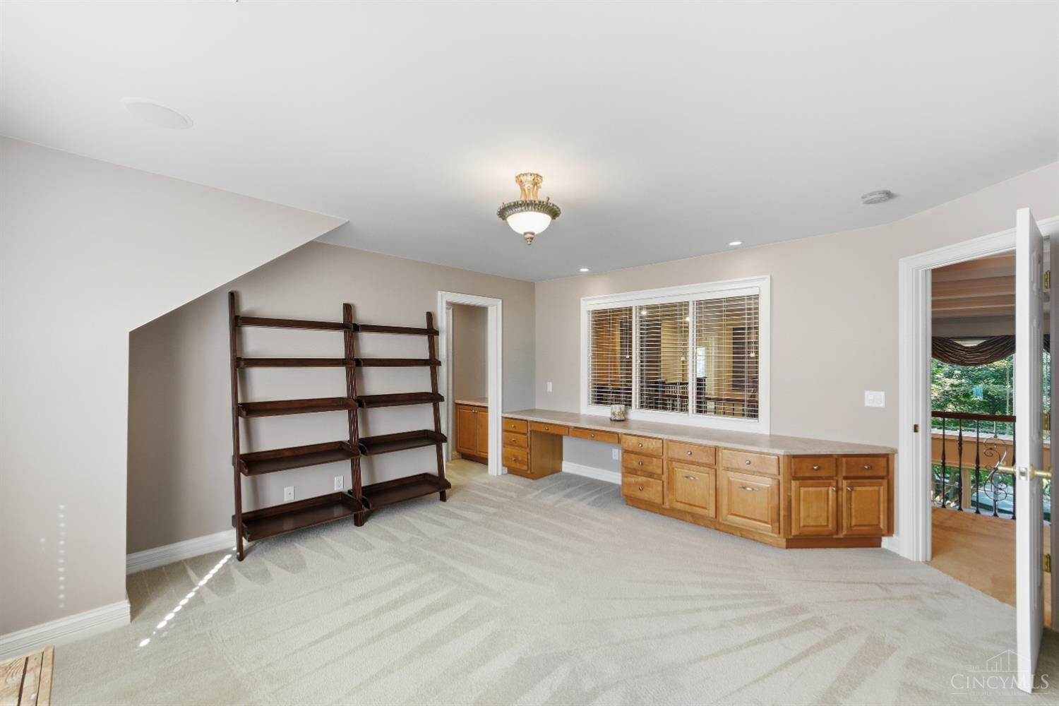 7096 Hollywood Drive