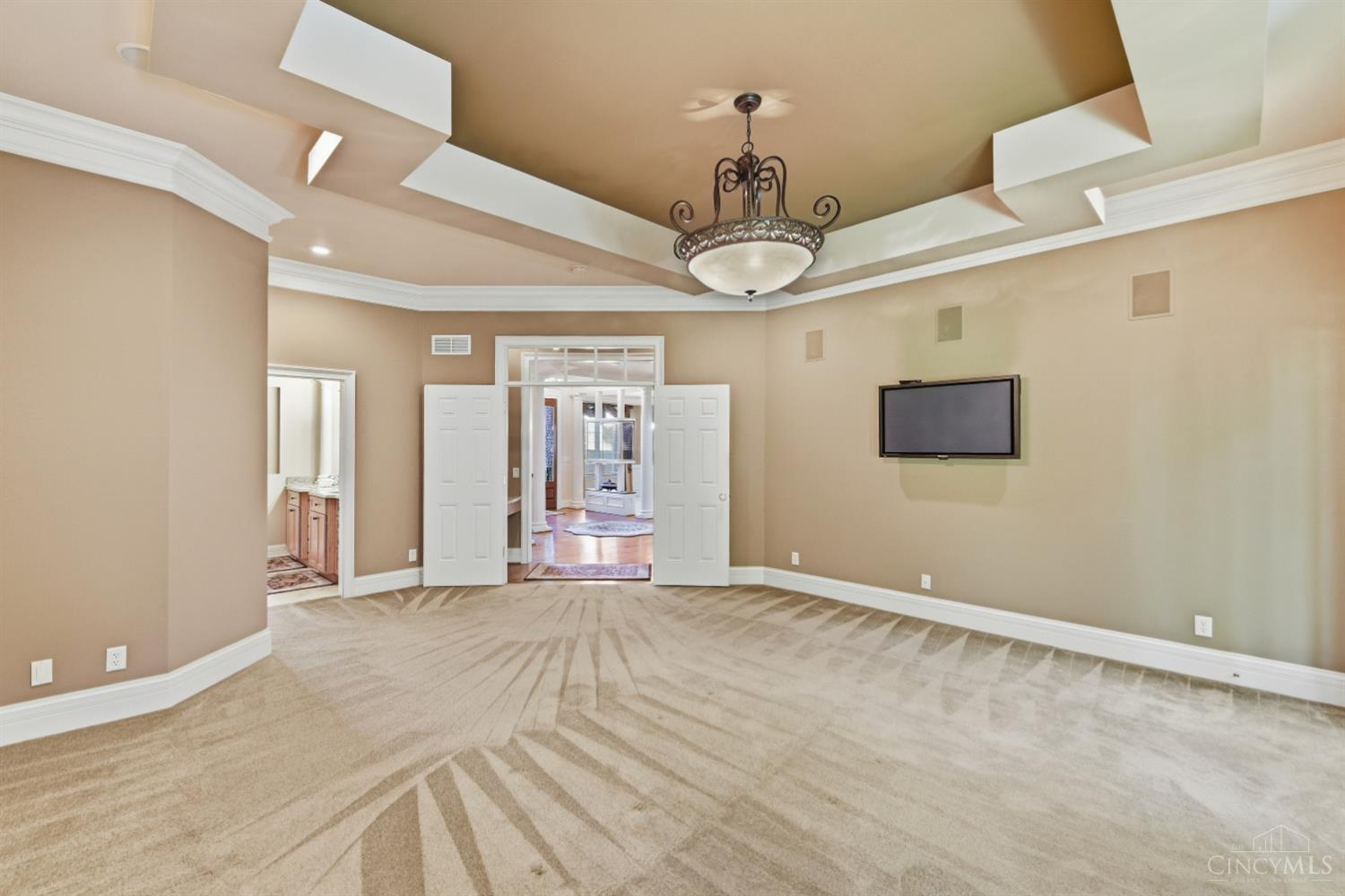 7096 Hollywood Drive