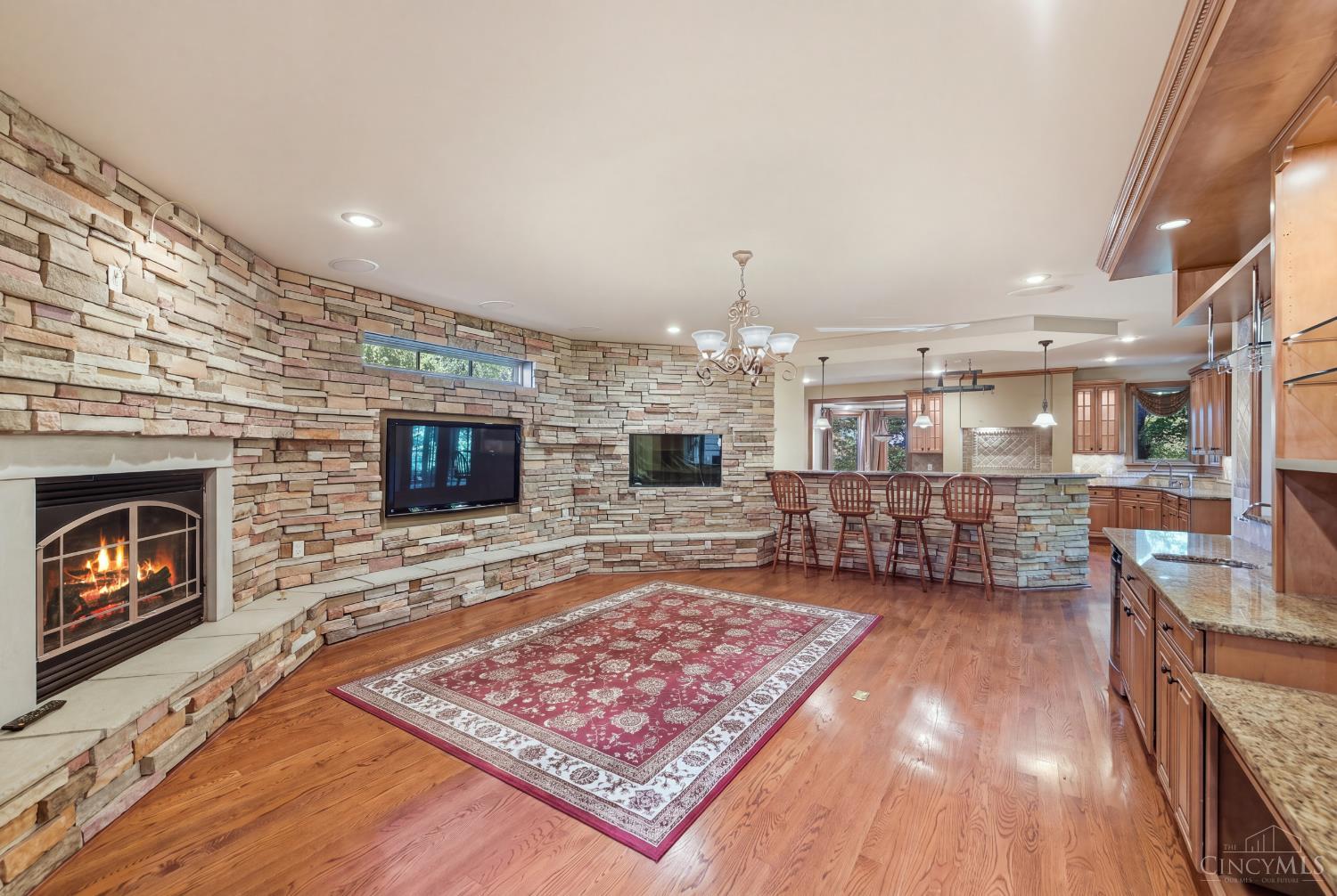 7096 Hollywood Drive