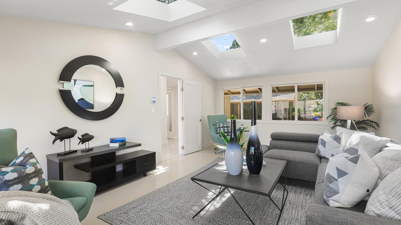 831 La Mesa Drive