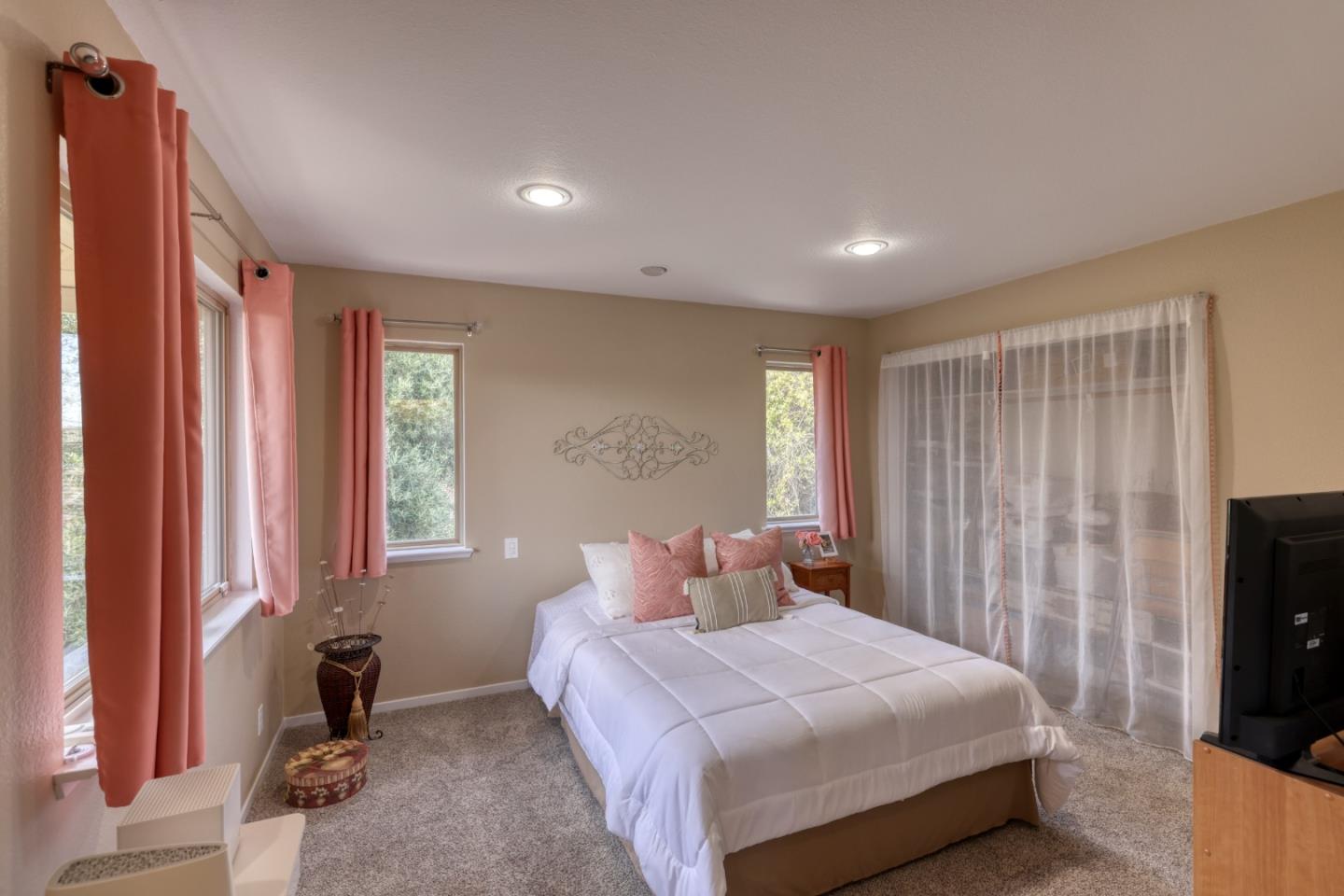 307 De La Vina Way