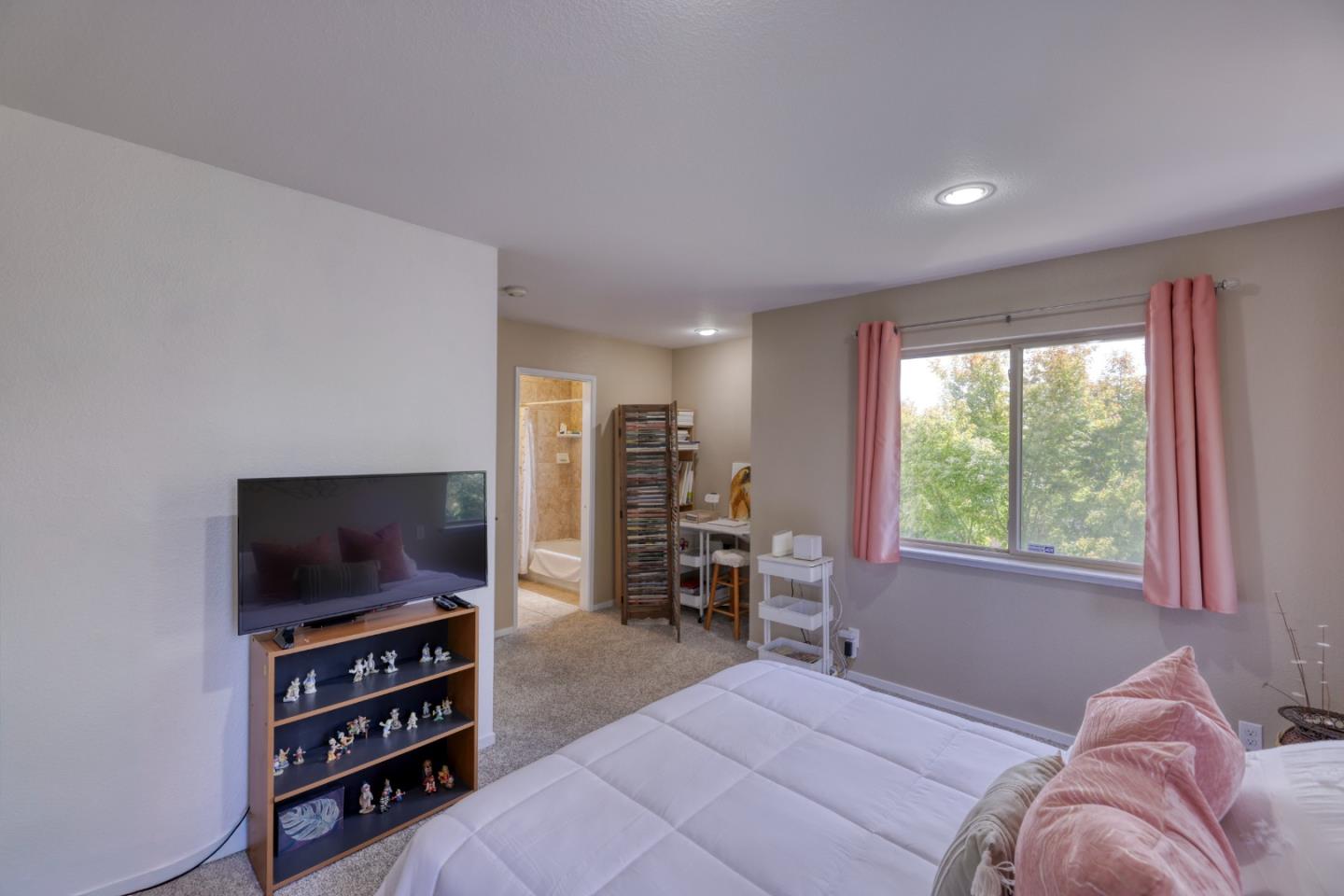 307 De La Vina Way