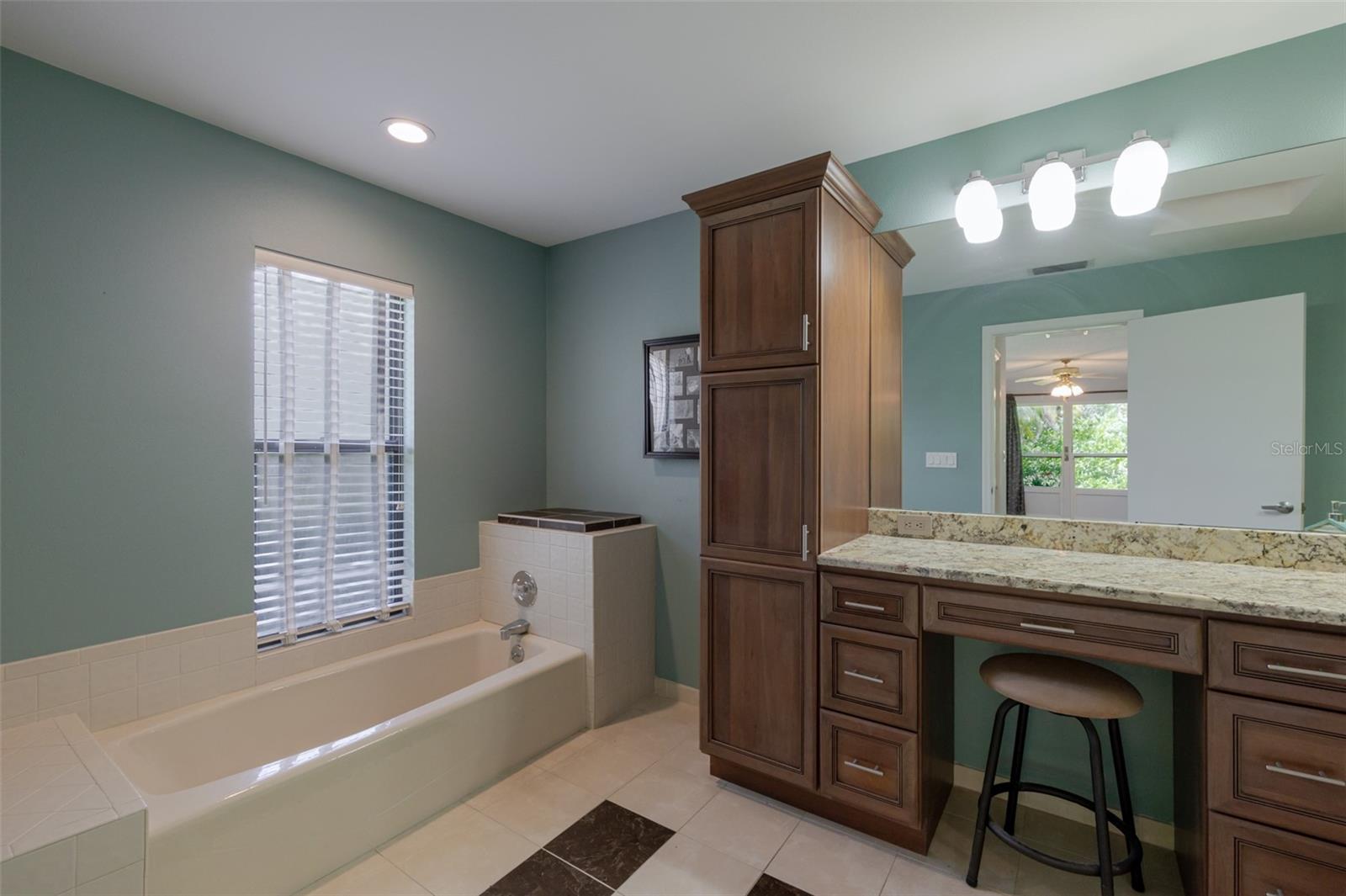 4002 WILSHIRE CIR E #90