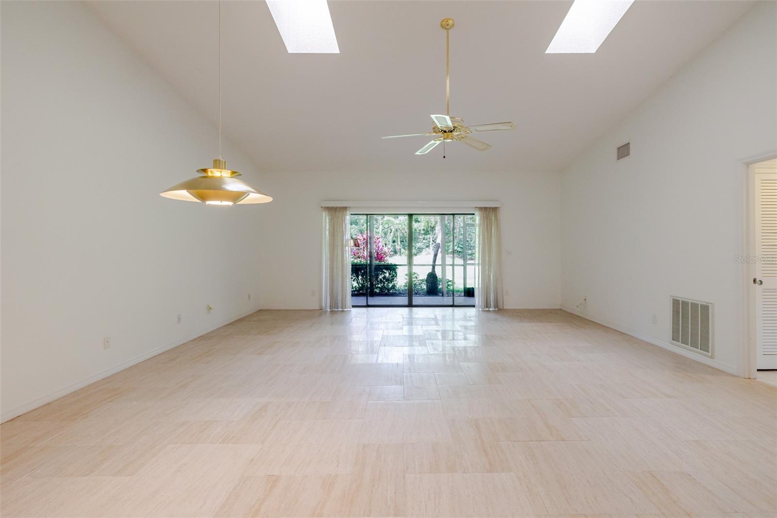 4002 WILSHIRE CIR E #90