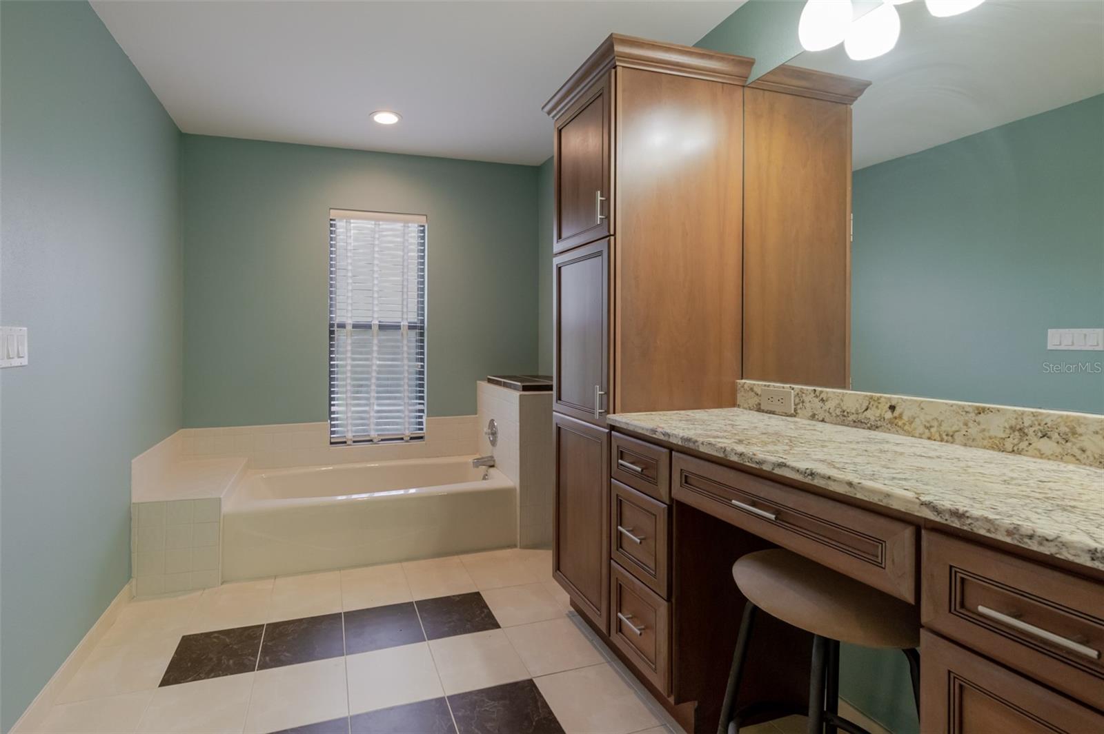 4002 WILSHIRE CIR E #90