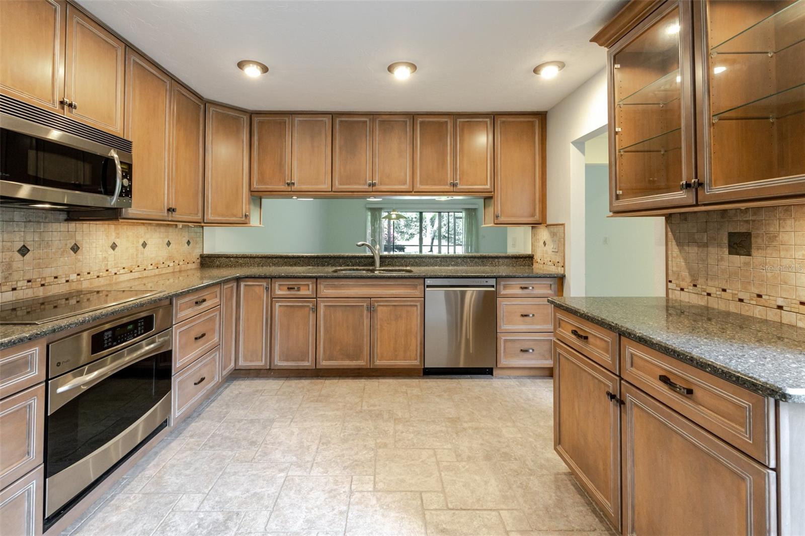 4002 WILSHIRE CIR E #90