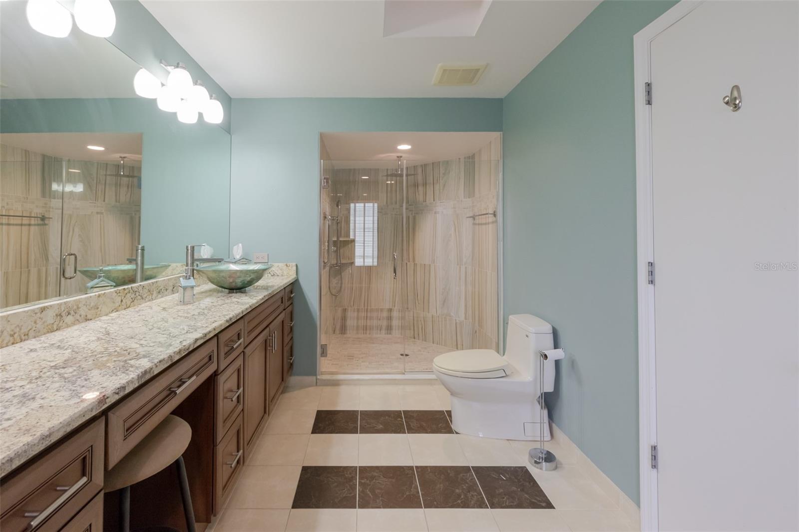 4002 WILSHIRE CIR E #90