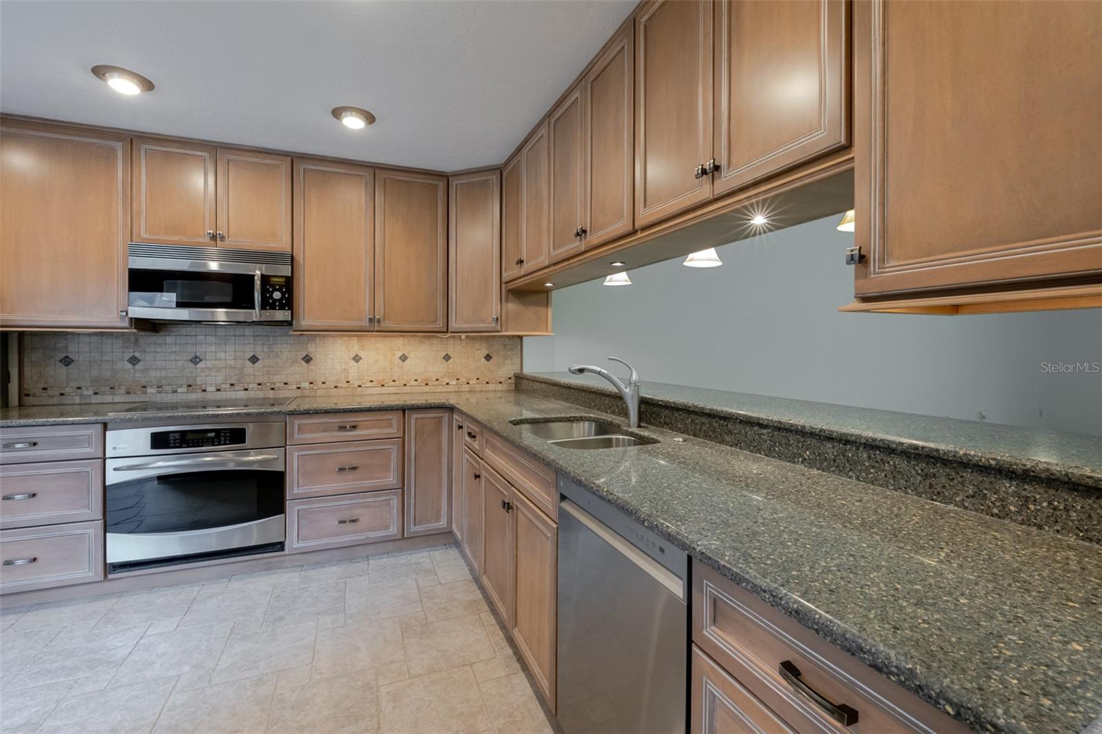 4002 WILSHIRE CIR E #90