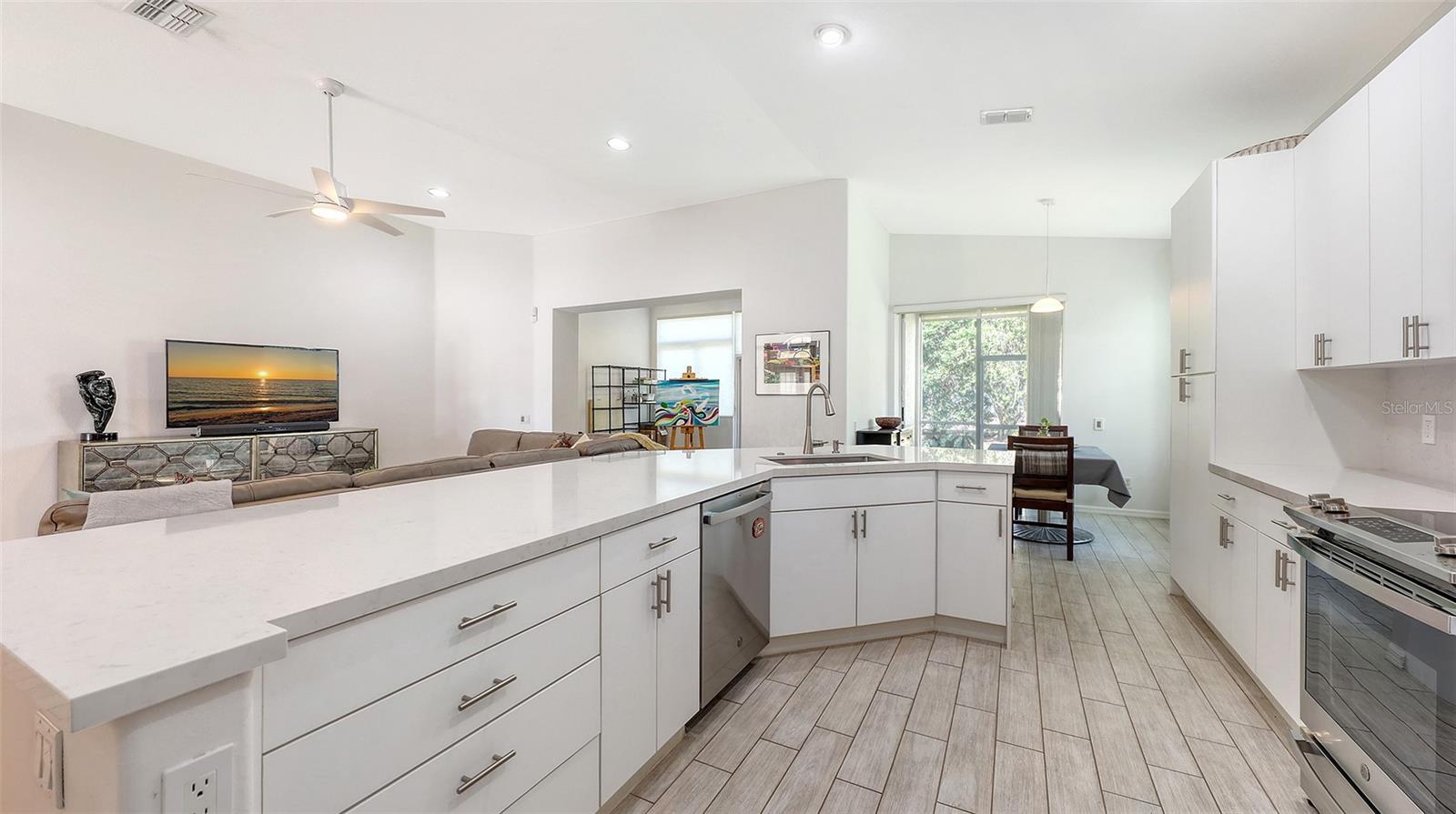 6721 OAK MANOR DR