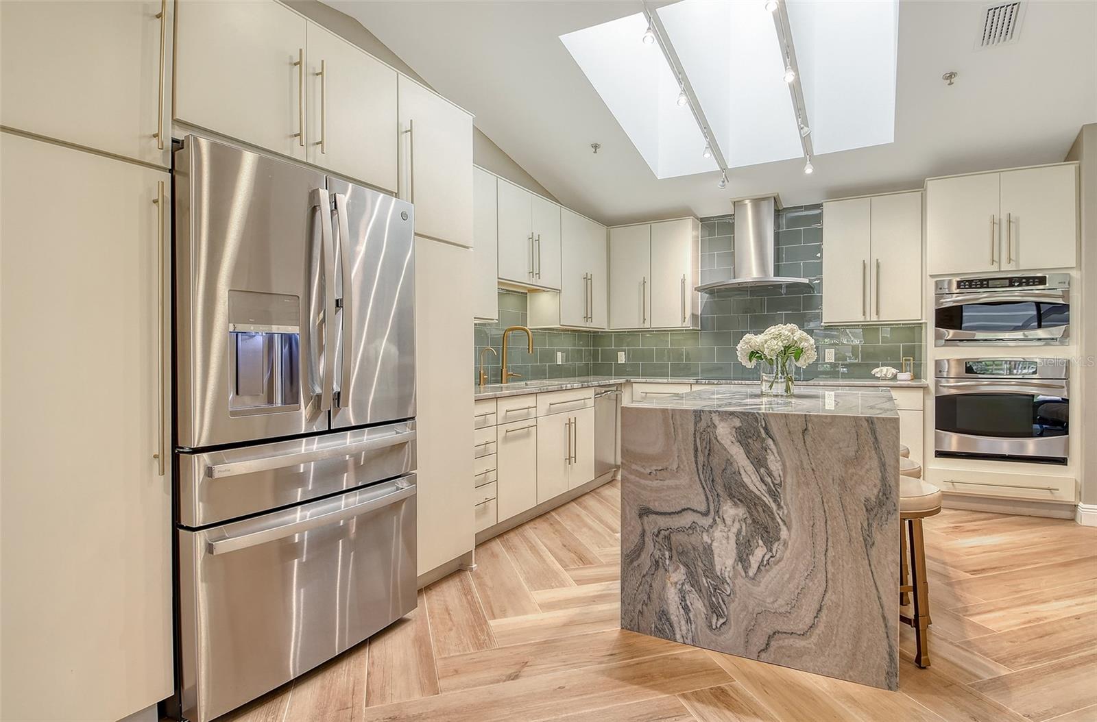 2103 HARBOURSIDE DR #1102