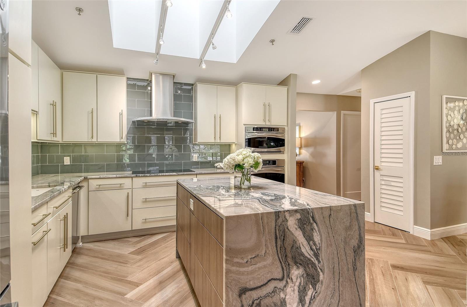 2103 HARBOURSIDE DR #1102