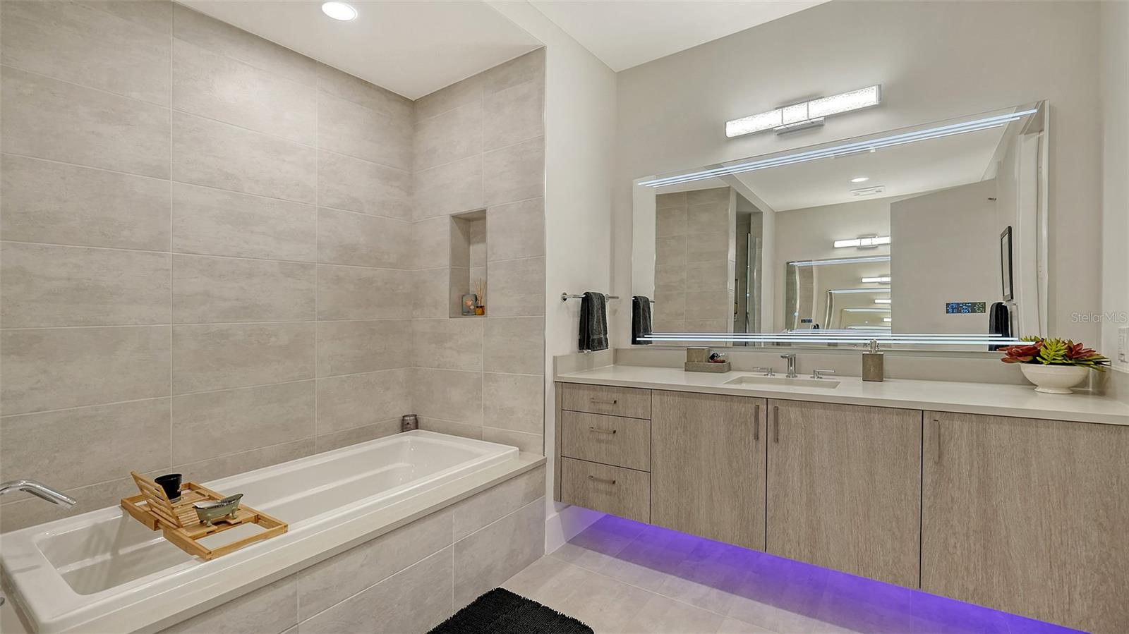 540 N TAMIAMI TRL #1702