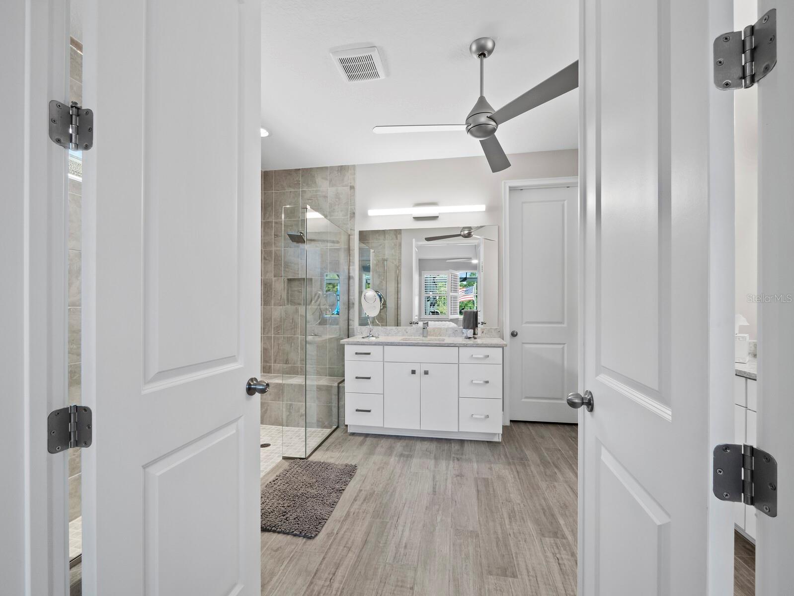 5605 LONG SHORE LOOP