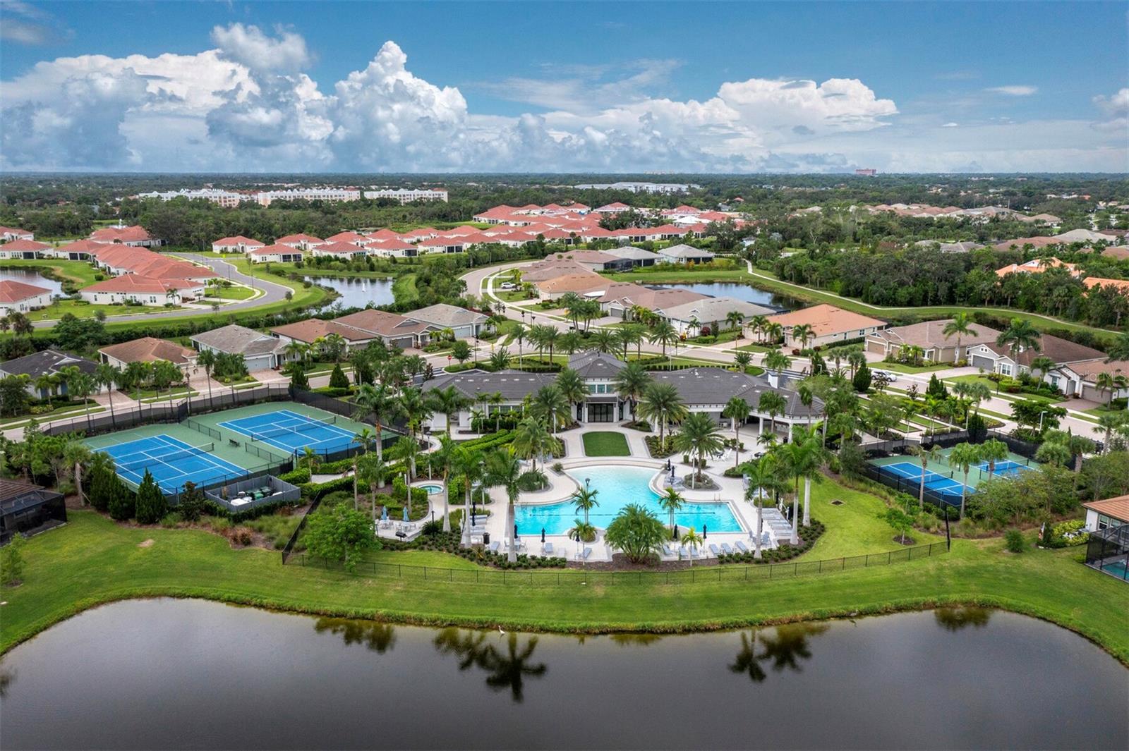 5605 LONG SHORE LOOP