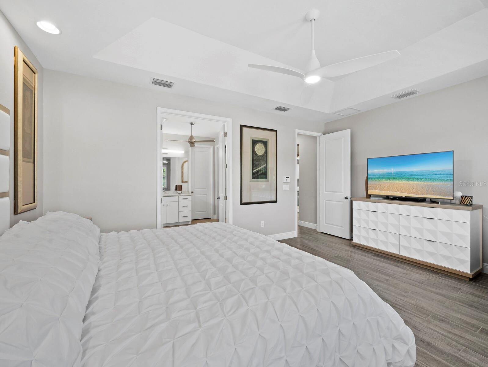 5605 LONG SHORE LOOP