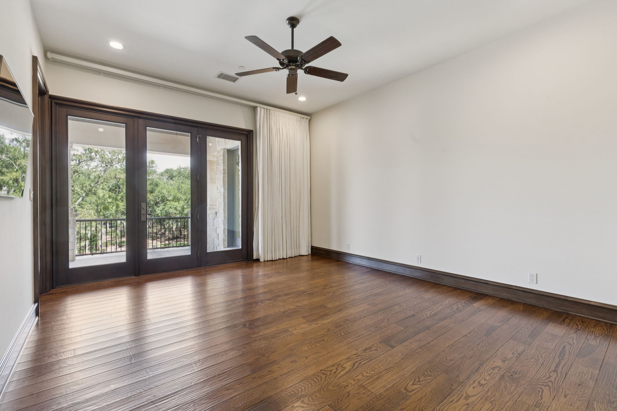 690 S Peytonville Avenue