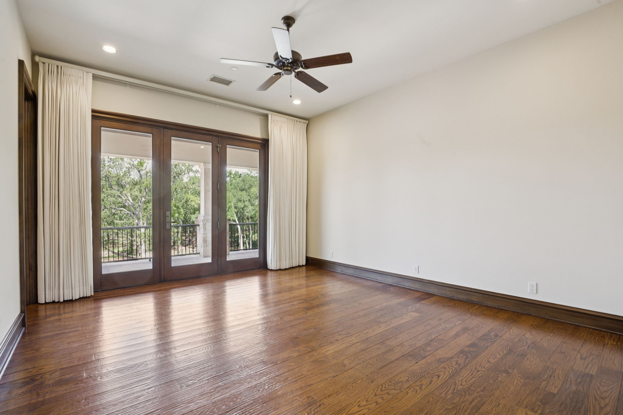 690 S Peytonville Avenue