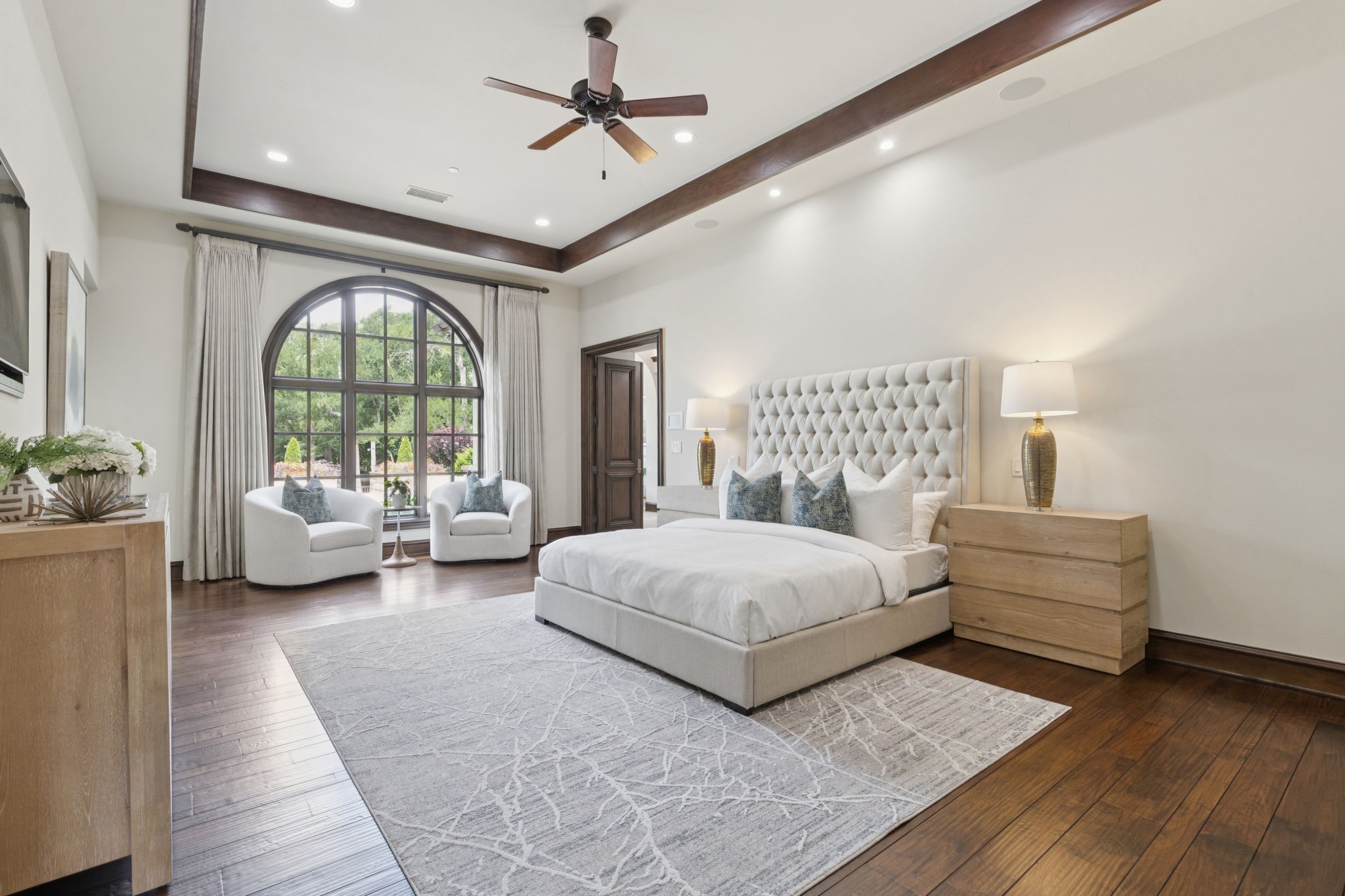 690 S Peytonville Avenue