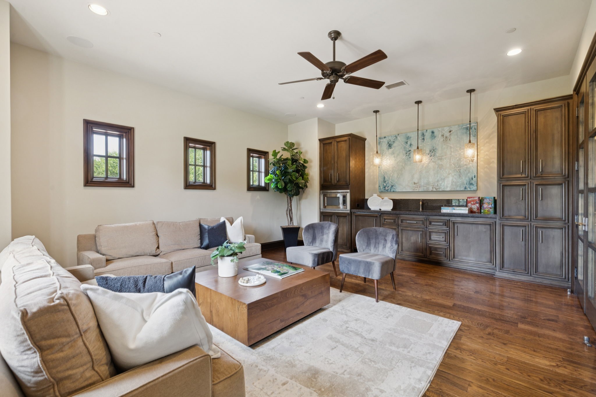 690 S Peytonville Avenue