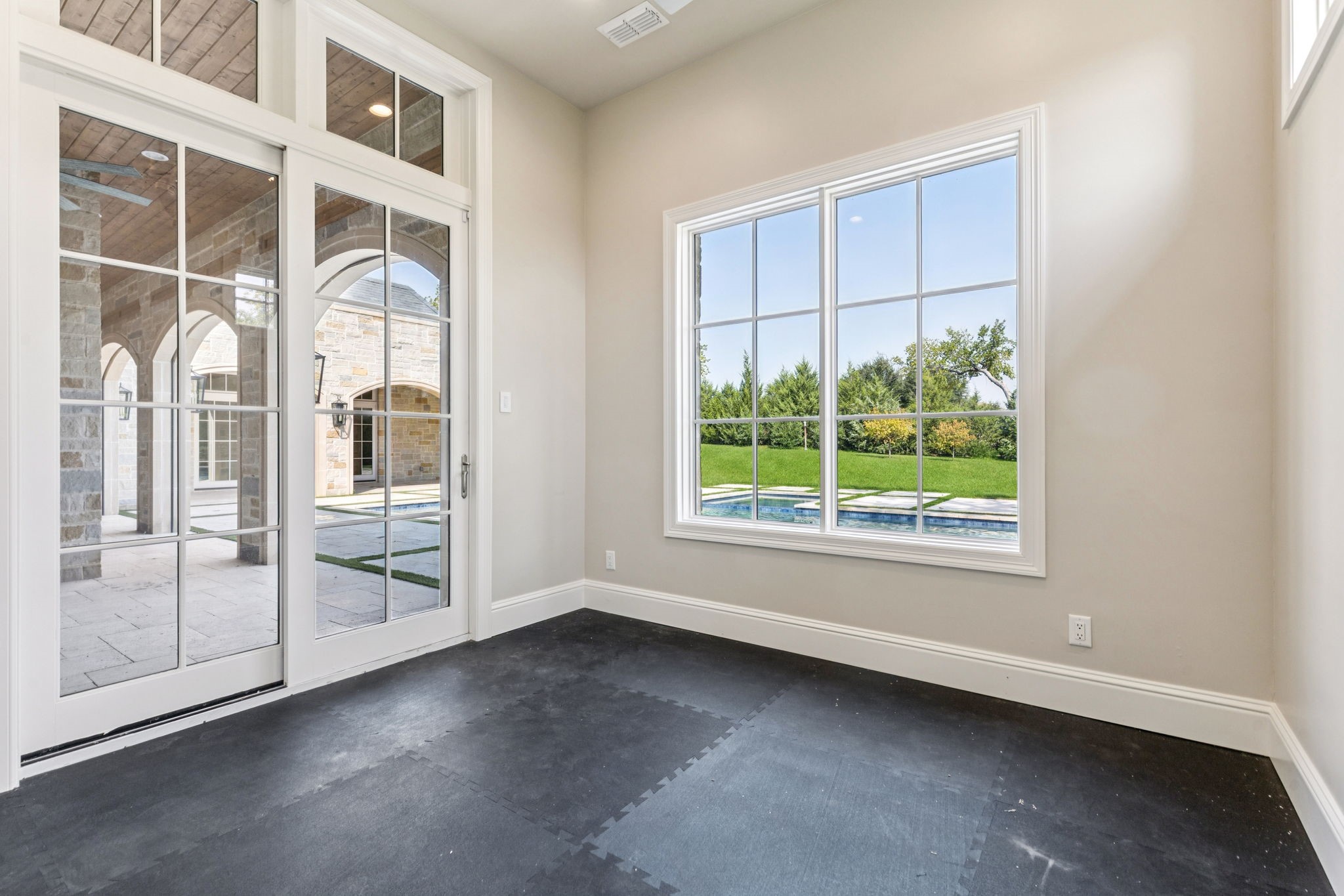 1806 Scenic Circle