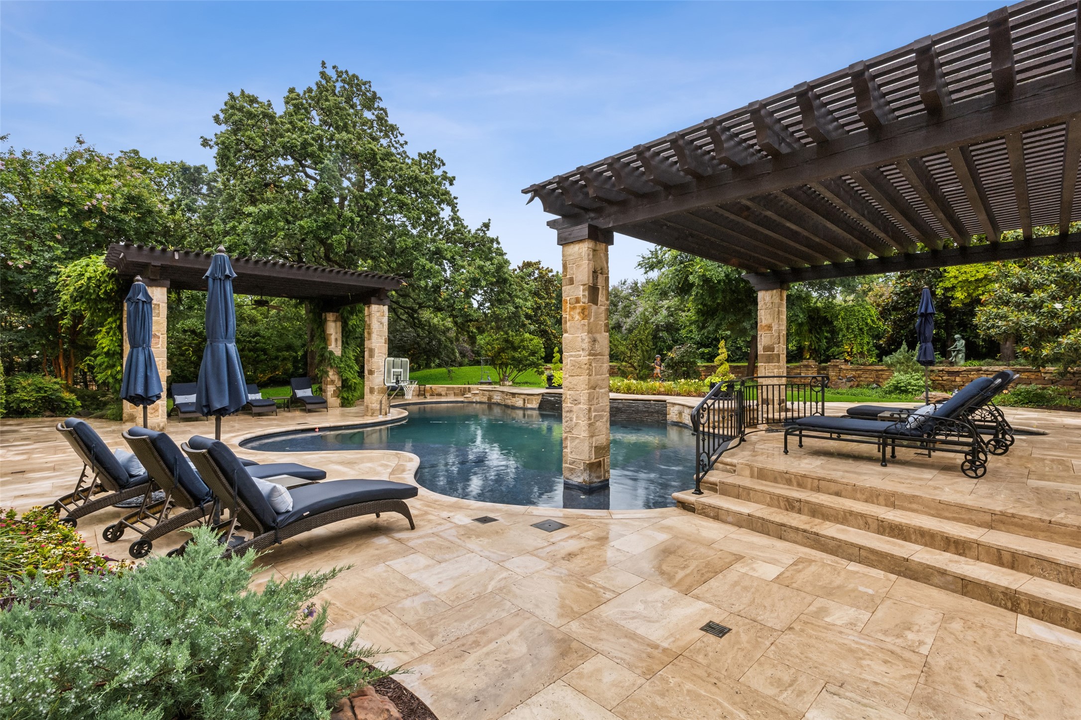 1121 Post Oak Place