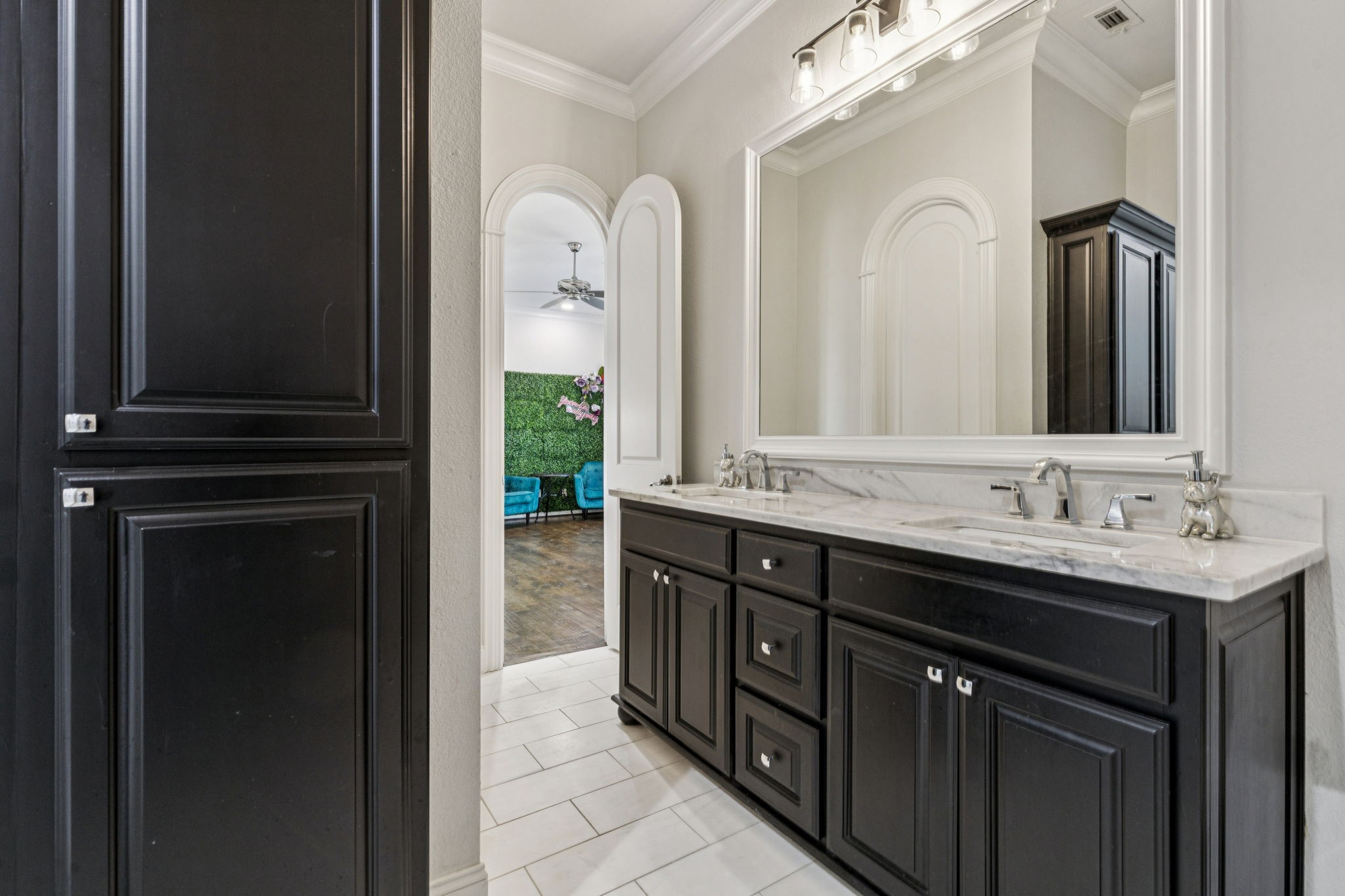 351 S White Chapel Boulevard