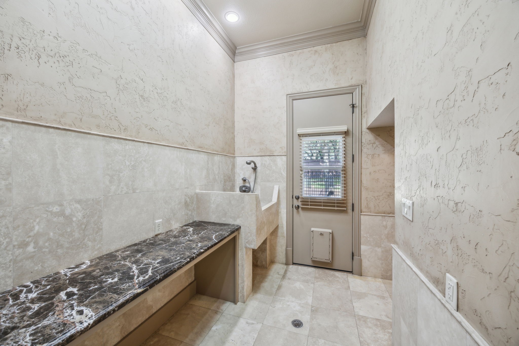 585 N Peytonville Avenue