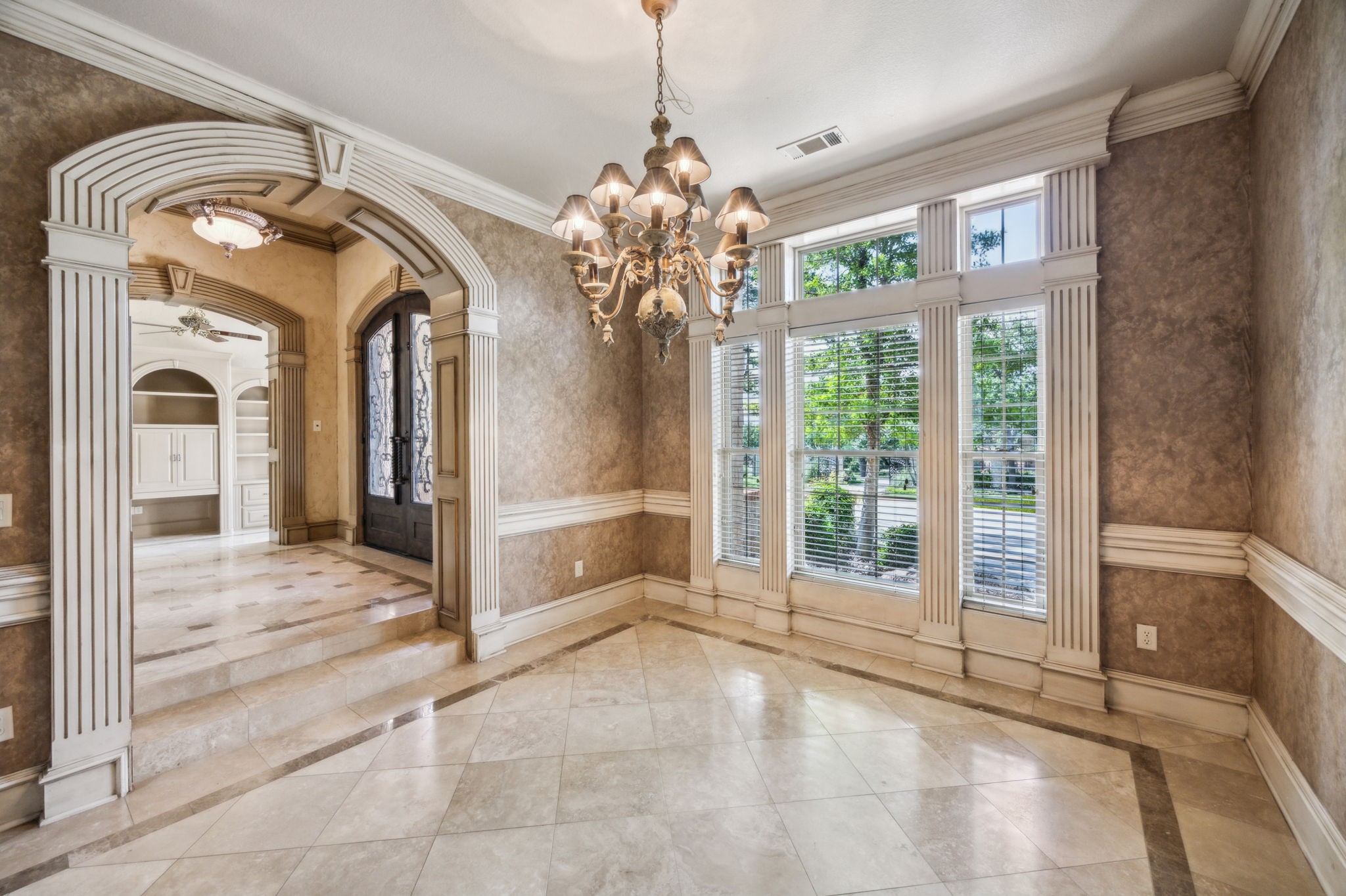 585 N Peytonville Avenue