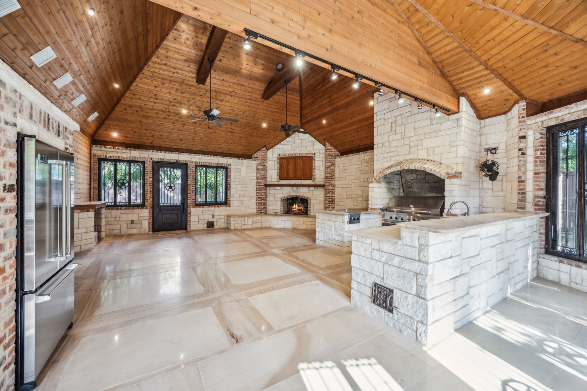 585 N Peytonville Avenue