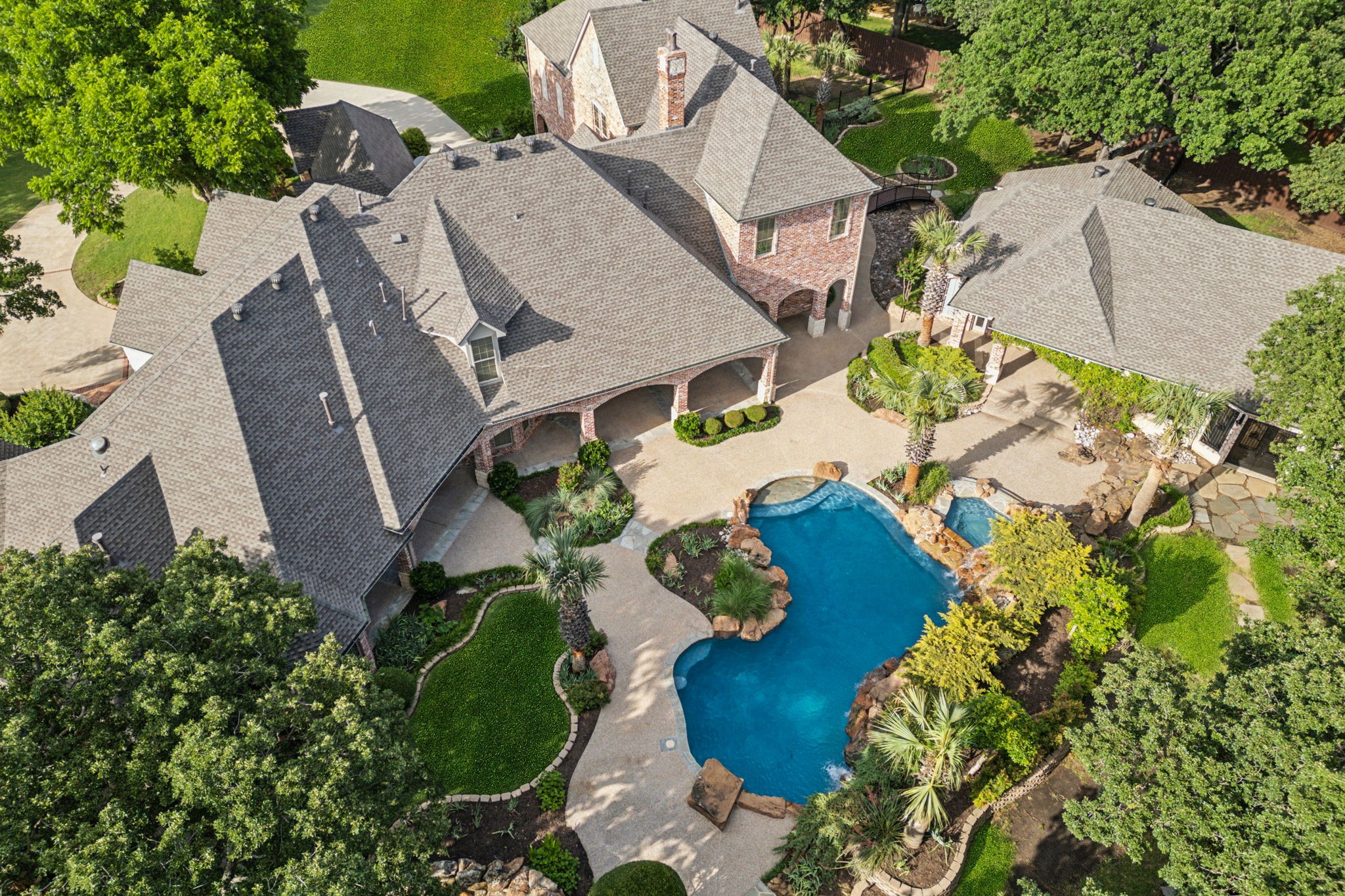 585 N Peytonville Avenue