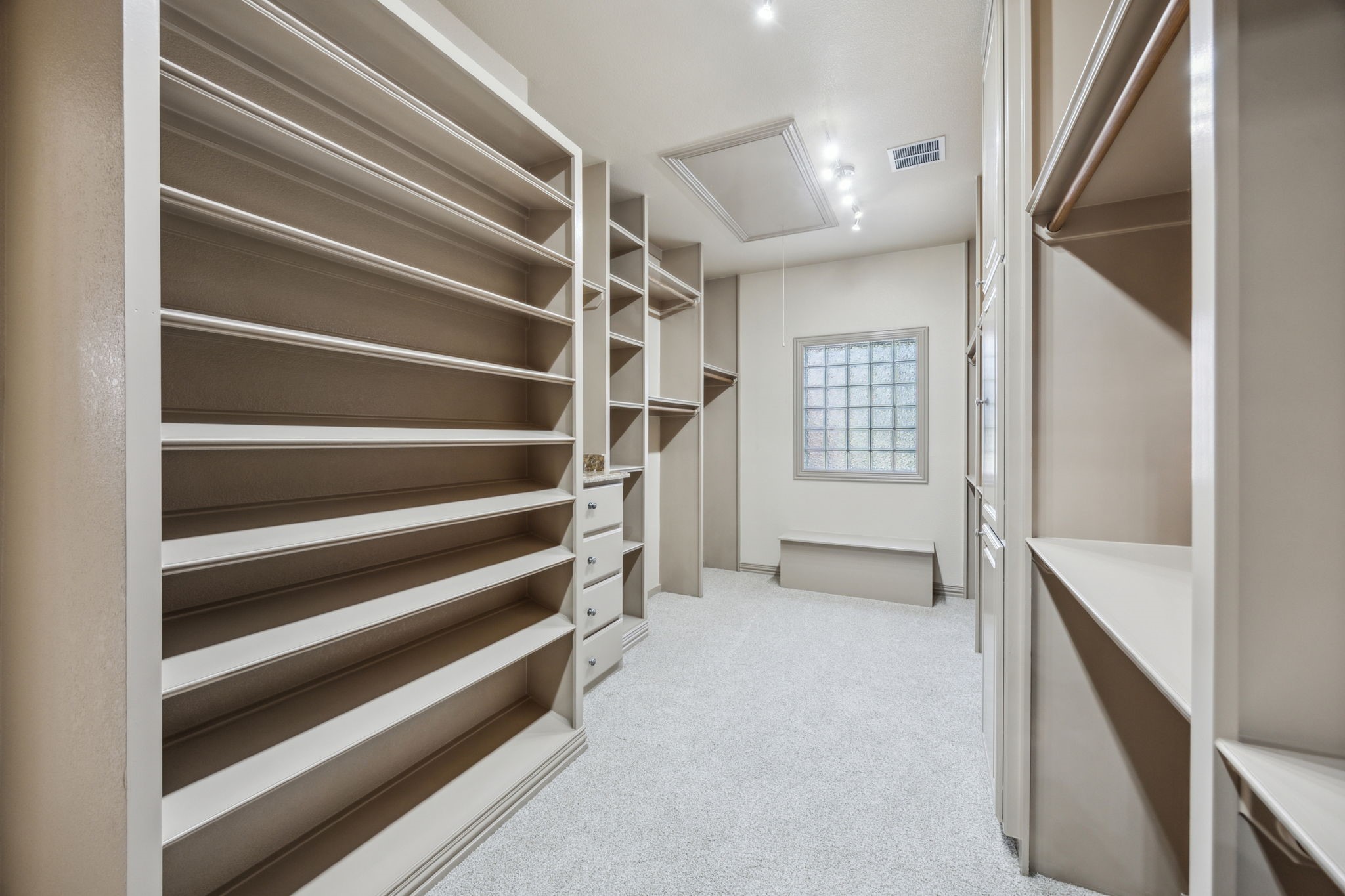 585 N Peytonville Avenue